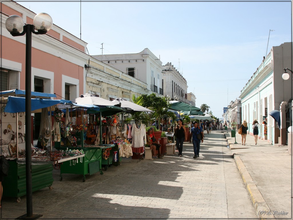 Сувенирный ряд. Сьенфуэгос. Куба