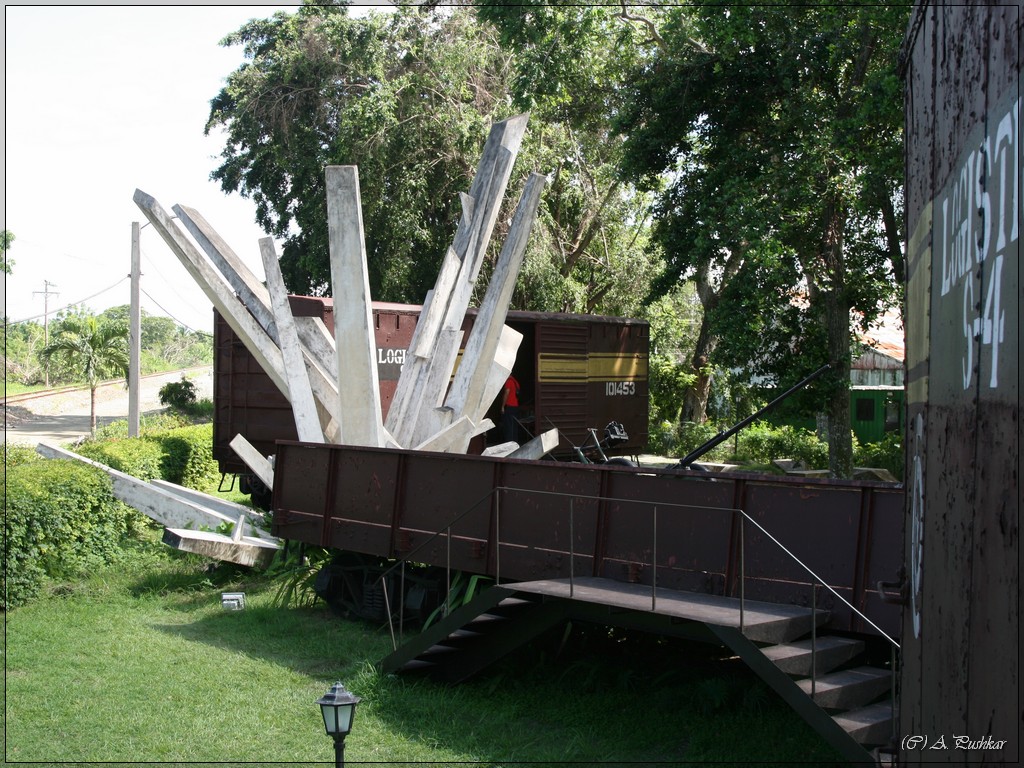 Памятник атаки на бронепоезд. г.Санта-Клара, Куба