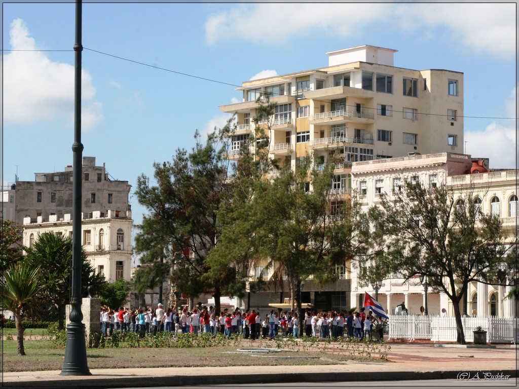 Демонстрация перед памятником. Гавана. Куба