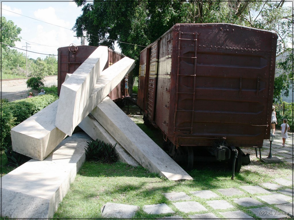 Памятник атаки на бронепоезд. г.Санта-Клара, Куба