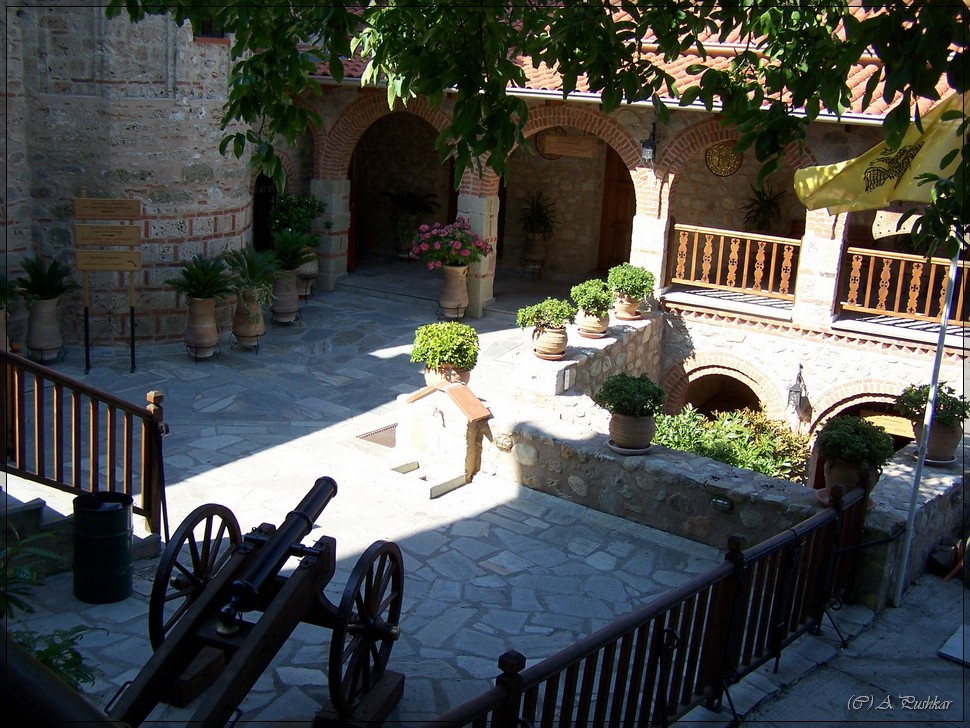 Внутренний двор монастыря Мегало Метеоро.