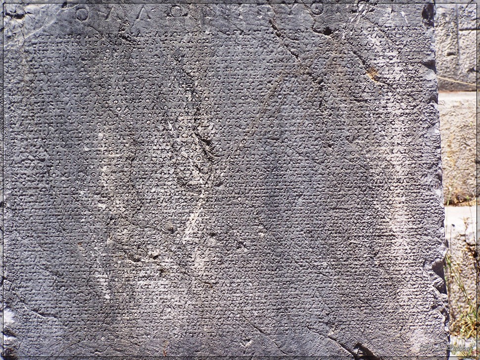 Исписанные надписями камни. Дельфы. Греция