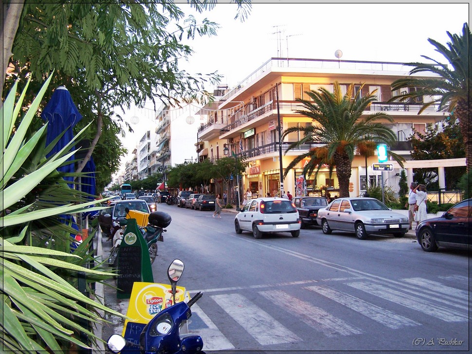 Центральная улица г. Лутраки. Греция