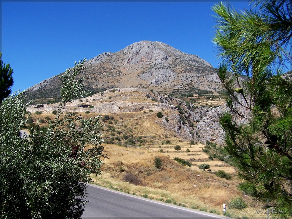 Вид на гору Агиос, у подножей которой расположены Микены. Греция