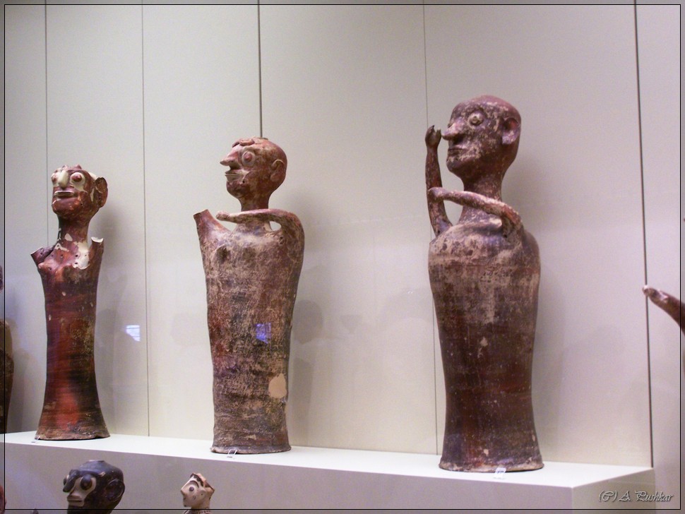 Терракотовые фигурки людей. Музей города Микены. Греция
