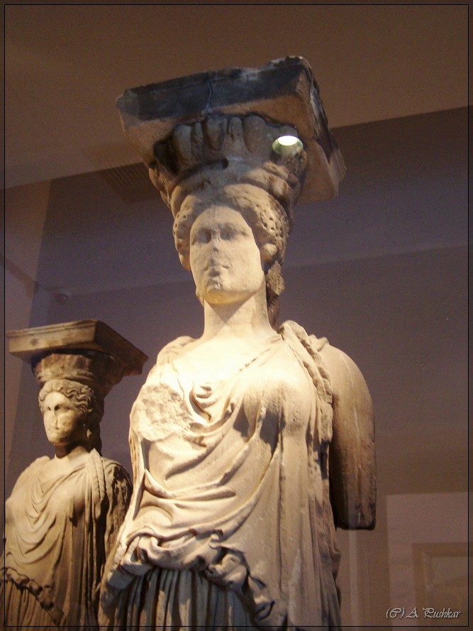 статуи портика кариатид, украшавших Храм Эрехтейон. Музей афинского акрополя.