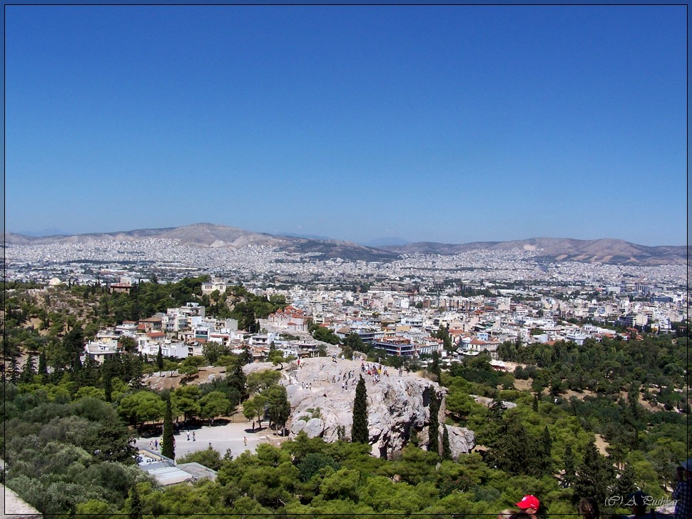 Вид с Афинского Акрополя на северный склон. Снизу плато горы Ареопаг (холм знати). г.Афины