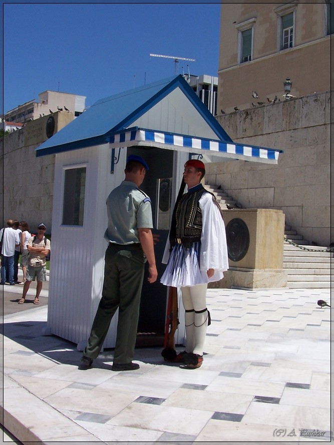 Полицейский поправляют форму гвардейца. г. Афины