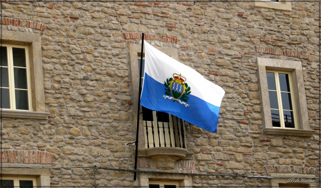 Государственный флаг республики Сан-Марино