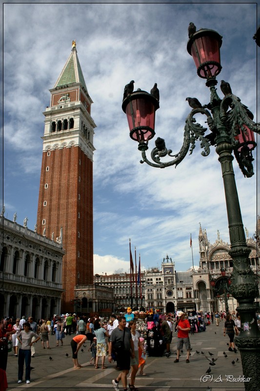 Площадь Сан-Марко с ее монументами. Венеция