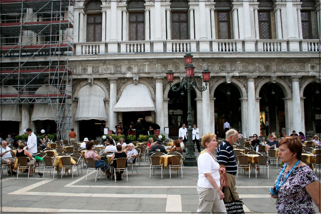 Знаменитое кафе на площади Сан-Марко, где когда-то каждое утро пил кофе Казанова. Венеция