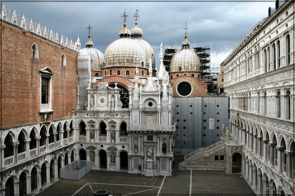 Внутренний дворик Дворец Дожей на площади Сан-Марко. Венеция