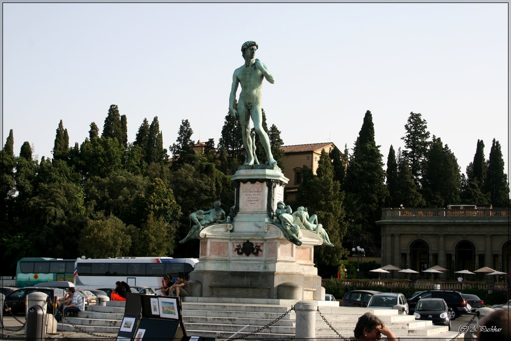 Бронзовая копия Давида на площади Микеланджело