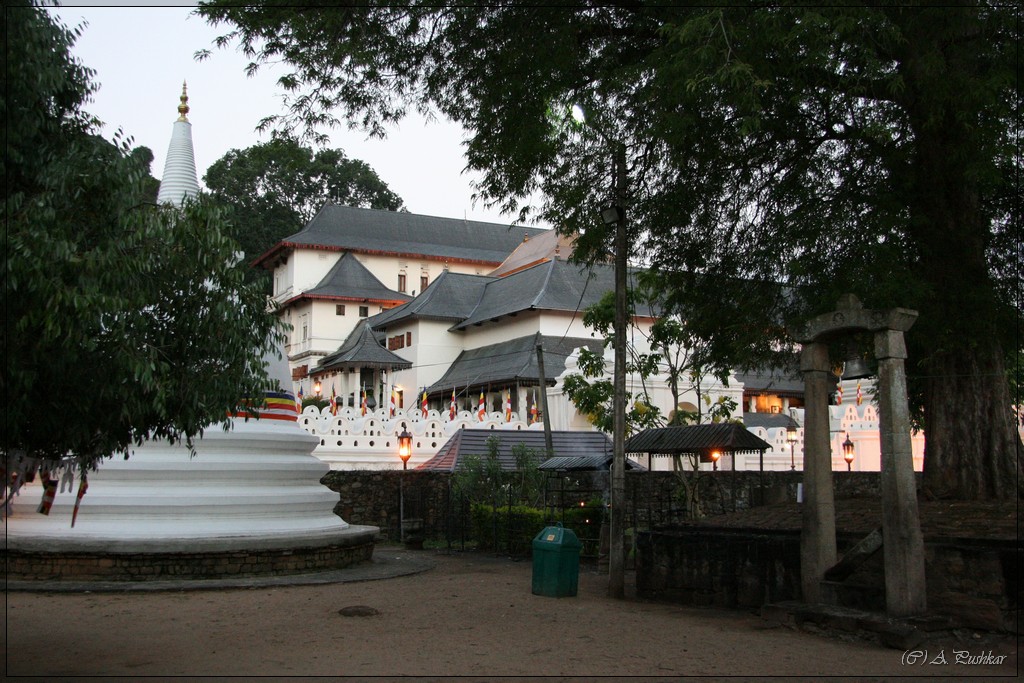 Храм Зуба Будды (вид снаружи)