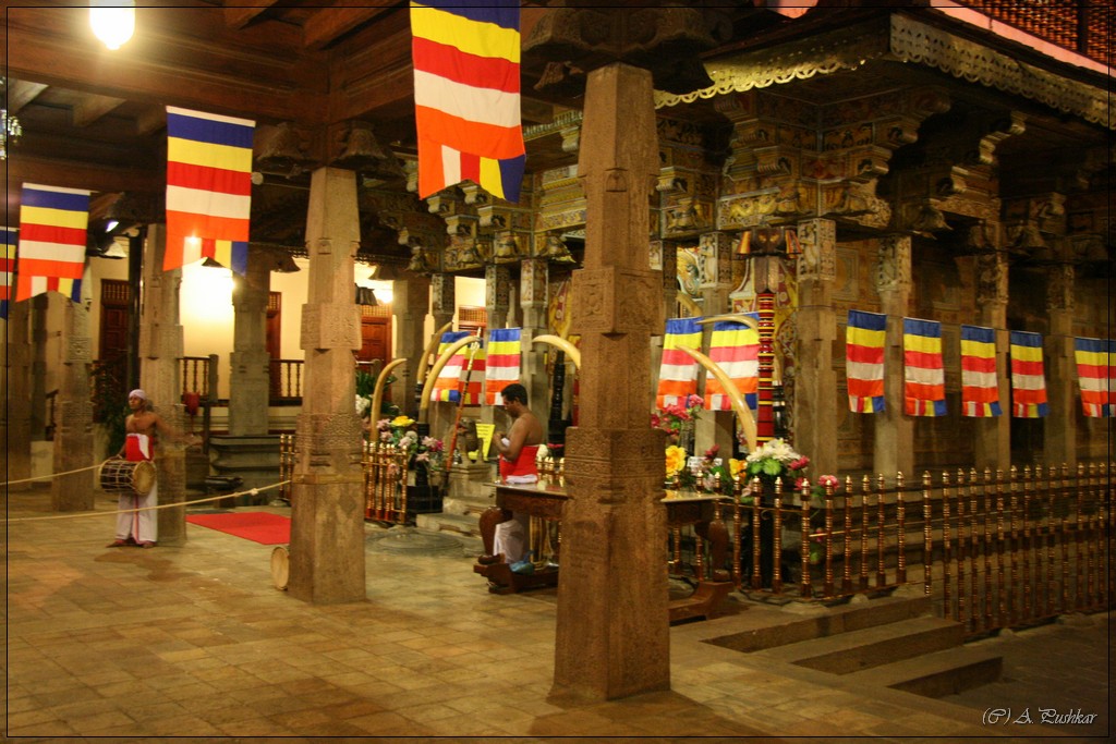 Храм Зуба Будды (вид внутри)