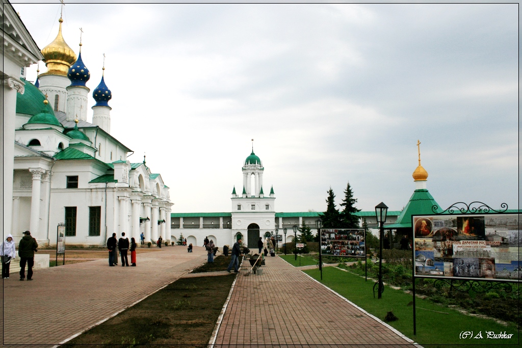 Внутренний двор Спасо-Яковлевского монастыря