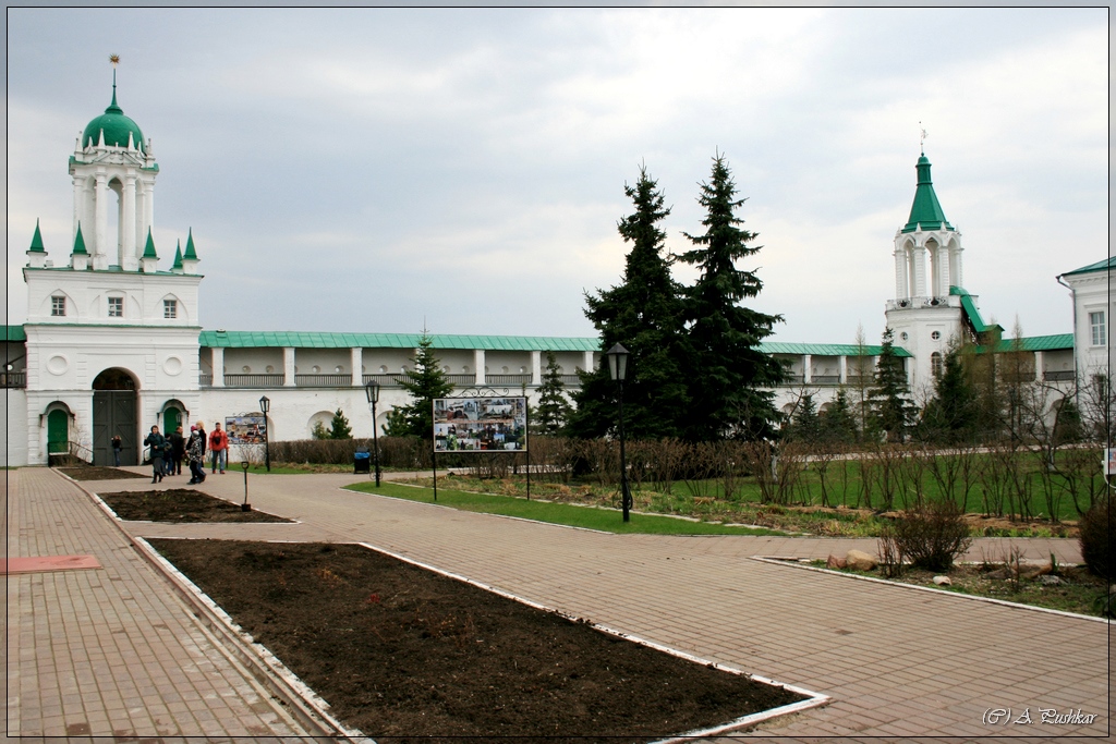 Внутренний двор Спасо-Яковлевского монастыря