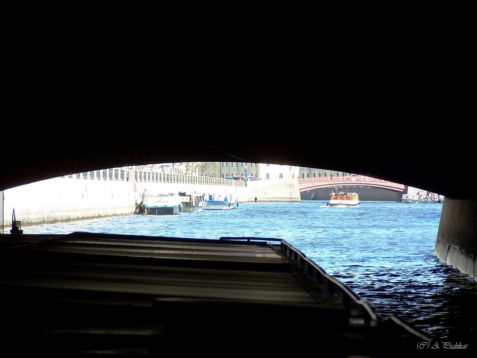Проплываем под мостом. г. Санкт-Петербург.