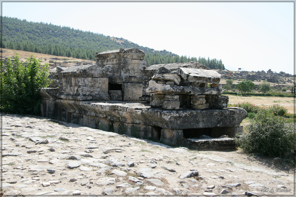 Саркофаги некрополя Иераполиса